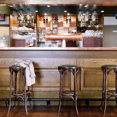 科隆机场宜必思酒店